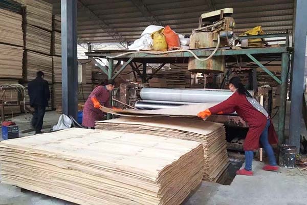 好色视频下载工人師傅正在塗膠